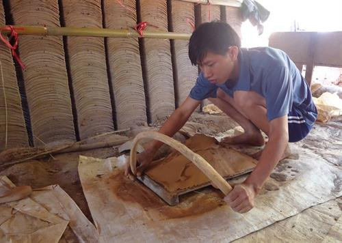 Nghề làm ngói âm dương có thâm niên hơn 100 năm ở Quỳnh Sơn. Nghề làm ngói âm dương có thâm niên hơn 100 năm ở Quỳnh Sơn.