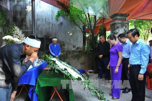 Bà Nguyễn Thị Thanh, Ủy viên Trung ương Đảng, Bí thư Tỉnh ủy Ninh Bình đến viếng và chia buồn cùng gia đình. Ảnh: Minh Đức - TTXVN Bà Nguyễn Thị Thanh, Ủy viên Trung ương Đảng, Bí thư Tỉnh ủy Ninh Bình đến viếng và chia buồn cùng gia đình. Ảnh: Minh Đức - TTXVN