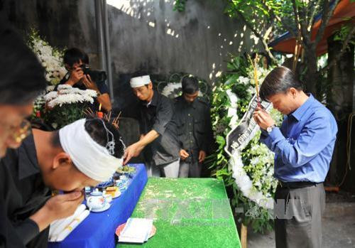 Đồng chí Nguyễn Đức Lợi, Ủy viên Trung ương Đảng, Bí thư Đảng ủy, Tổng Giám đốc Thông tấn xã Việt Nam thắp hương, viếng và chia buồn cùng gia đình phóng viên Đinh Hữu Dư. Ảnh: Minh Đức - TTXVN Đồng chí Nguyễn Đức Lợi, Ủy viên Trung ương Đảng, Bí thư Đảng ủy, Tổng Giám đốc Thông tấn xã Việt Nam thắp hương, viếng và chia buồn cùng gia đình phóng viên Đinh Hữu Dư. Ảnh: Minh Đức - TTXVN