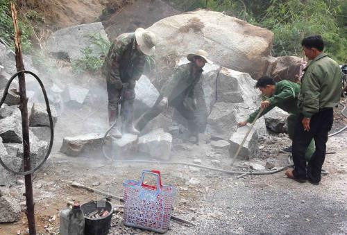 Công nhân phá đá khắc phục sạt lở tại Km36+050, Quốc lộ 27, thuộc địa bàn xã Yang Tao, huyện Lắk. Ảnh: Phạm Cường-TTXVN Công nhân phá đá khắc phục sạt lở tại Km36+050, Quốc lộ 27, thuộc địa bàn xã Yang Tao, huyện Lắk. Ảnh: Phạm Cường-TTXVN