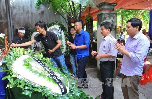 Các cán bộ, phóng viên, biên tập viên Cơ quan thường trú TTXVN tại Yên Bái - nơi phóng viên Đinh Hữu Dư công tác, đến viếng và chia buồn cùng gia đình. Ảnh: Minh Đức - TTXVN Các cán bộ, phóng viên, biên tập viên Cơ quan thường trú TTXVN tại Yên Bái - nơi phóng viên Đinh Hữu Dư công tác, đến viếng và chia buồn cùng gia đình. Ảnh: Minh Đức - TTXVN