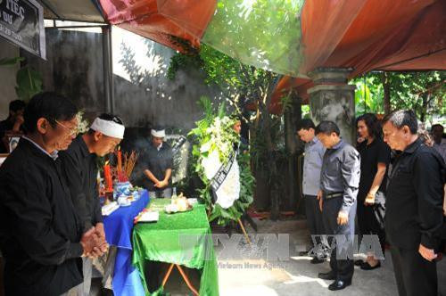 Phó Tổng giám đốc, Chủ tịch Công đoàn TTXVN Đinh Đăng Quang cùng các cán bộ nhân viên TTXVN viếng, chia buồn cùng gia đình phóng viên Đinh Hữu Dư. Ảnh: Minh Đức - TTXVN Phó Tổng giám đốc, Chủ tịch Công đoàn TTXVN Đinh Đăng Quang cùng các cán bộ nhân viên TTXVN viếng, chia buồn cùng gia đình phóng viên Đinh Hữu Dư. Ảnh: Minh Đức - TTXVN