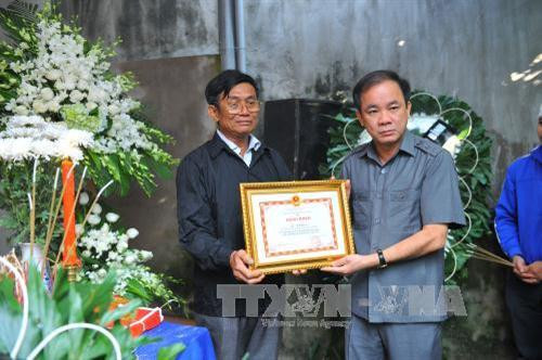 Truy tặng Bằng khen của Chủ tịch UBND tỉnh Yên Bái cho phóng viên Đinh Hữu Dư. Ảnh: Minh Đức - TTXVN Truy tặng Bằng khen của Chủ tịch UBND tỉnh Yên Bái cho phóng viên Đinh Hữu Dư. Ảnh: Minh Đức - TTXVN