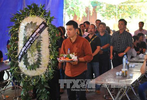 Phó Thủ tướng Chính phủ Trịnh Đình Dũng gửi vòng hoa chia buồn tới gia đình phóng viên Đinh Hữu Dư. Ảnh: Minh Đức - TTXVN Phó Thủ tướng Chính phủ Trịnh Đình Dũng gửi vòng hoa chia buồn tới gia đình phóng viên Đinh Hữu Dư. Ảnh: Minh Đức - TTXVN