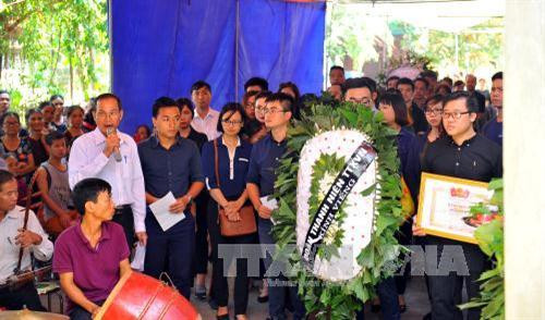 Đoàn Thanh niên Thông tấn xã Việt Nam tới chia buồn cùng gia đình. Ảnh: Minh Đức - TTXVN Đoàn Thanh niên Thông tấn xã Việt Nam tới chia buồn cùng gia đình. Ảnh: Minh Đức - TTXVN