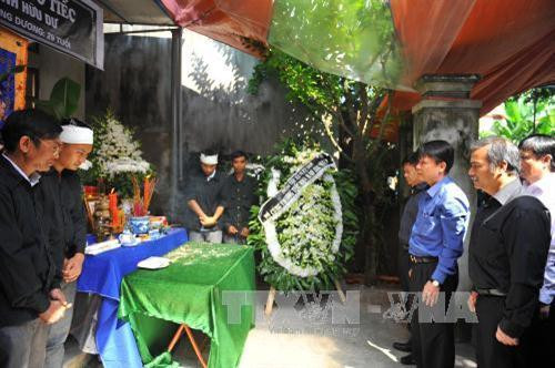 Đồng chí Nguyễn Đức Lợi, Ủy viên Trung ương Đảng, Bí thư Đảng ủy, Tổng Giám đốc Thông tấn xã Việt Nam cùng các đồng chí Phó TGĐ, lãnh đạo các đơn vị chức năng của TTXVN viếng và chia buồn cùng gia đình phóng viên Đinh Hữu Dư. Ảnh: Minh Đức - TTXVN Đồng chí Nguyễn Đức Lợi, Ủy viên Trung ương Đảng, Bí thư Đảng ủy, Tổng Giám đốc Thông tấn xã Việt Nam cùng các đồng chí Phó TGĐ, lãnh đạo các đơn vị chức năng của TTXVN viếng và chia buồn cùng gia đình phóng viên Đinh Hữu Dư. Ảnh: Minh Đức - TTXVN