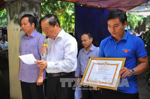 Sáng 14/10/2017, lễ tang phóng viên TTXVN Đinh Hữu Dư được tổ chức tại nhà riêng ở thành phố Ninh Bình. Trong ảnh: Đọc quyết định truy tặng Bằng khen của Hội Nhà báo Việt Nam cho đồng chí Đinh Hữu Dư. Ảnh: Minh Đức - TTXVN Sáng 14/10/2017, lễ tang phóng viên TTXVN Đinh Hữu Dư được tổ chức tại nhà riêng ở thành phố Ninh Bình. Trong ảnh: Đọc quyết định truy tặng Bằng khen của Hội Nhà báo Việt Nam cho đồng chí Đinh Hữu Dư. Ảnh: Minh Đức - TTXVN