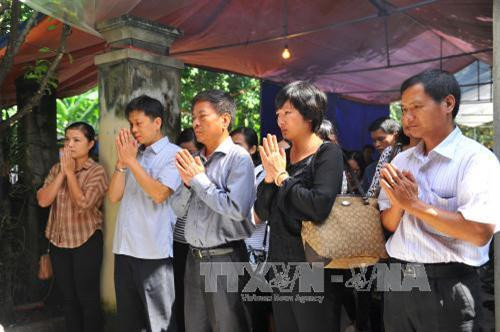 Các cán bộ, phóng viên, biên tập viên, nhân viên Thông tấn xã Việt Nam tới chia buồn cùng gia đình. Ảnh: Minh Đức - TTXVN Các cán bộ, phóng viên, biên tập viên, nhân viên Thông tấn xã Việt Nam tới chia buồn cùng gia đình. Ảnh: Minh Đức - TTXVN