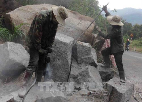 Công nhân phá đá khắc phục sạt lở tại Km36+050, Quốc lộ 27, thuộc địa bàn xã Yang Tao, huyện Lắk. Ảnh: Phạm Cường-TTXVN