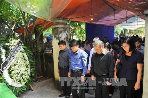 Đồng chí Nguyễn Đức Lợi, Ủy viên Trung ương Đảng, Bí thư Đảng ủy, Tổng Giám đốc Thông tấn xã Việt Nam cùng các đồng chí Phó TGĐ, lãnh đạo các đơn vị chức năng của TTXVN viếng và chia buồn cùng gia đình phóng viên Đinh Hữu Dư. Ảnh: Minh Đức - TTXVN Đồng chí Nguyễn Đức Lợi, Ủy viên Trung ương Đảng, Bí thư Đảng ủy, Tổng Giám đốc Thông tấn xã Việt Nam cùng các đồng chí Phó TGĐ, lãnh đạo các đơn vị chức năng của TTXVN viếng và chia buồn cùng gia đình phóng viên Đinh Hữu Dư. Ảnh: Minh Đức - TTXVN