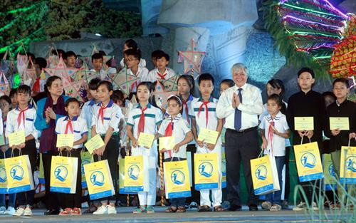 Phó Chủ tịch nước Đặng Thị Ngọc Thịnh trao quà cho các cháu thiếu nhi trong đêm hội thành Tuyên năm 2017. Ảnh: Thế Duyệt – TTXVN Các đại biểu trao quà cho các cháu thiếu nhi trong đêm hội thành Tuyên năm 2017 . Ảnh: Quang Cường – TTXVN Các mô hình đèn lồng tham gia diễn diễu trong đêm hội thành Tuyên năm 2017 . Ảnh: Thế Duyệt – TTXVN Các mô hình đèn lồng tham gia diễn diễu trong đêm hội thành Tuyên năm 2017 . Ảnh: Thế Duyệt – TTXVN Phó Chủ tịch nước Đặng Thị Ngọc Thịnh trao quà cho các cháu thiếu nhi trong đêm hội thành Tuyên năm 2017. Ảnh: Thế Duyệt – TTXVN Các đại biểu trao quà cho các cháu thiếu nhi trong đêm hội thành Tuyên năm 2017 . Ảnh: Quang Cường – TTXVN Các mô hình đèn lồng tham gia diễn diễu trong đêm hội thành Tuyên năm 2017 . Ảnh: Thế Duyệt – TTXVN Các mô hình đèn lồng tham gia diễn diễu trong đêm hội thành Tuyên năm 2017 . Ảnh: Thế Duyệt – TTXVN