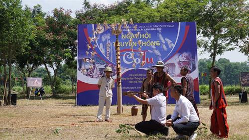 Du khách tham gia trò chơi dân gian cùng đồng bào trong không gian lễ hội. Ảnh Hoàng Tâm