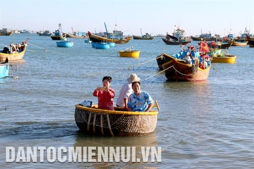 Du khách bơi thuyền thúng tham quan làng chài. Ảnh: Nguyễn Thanh Với đặc thù nhiều nắng và gió, Mũi Né trở thành nơi hội tụ của các tay đua lướt ván diều thế giới. Ảnh: Nguyễn Thanh Đến với Mũi Né, du khách có dịp thưởng thức những món ăn ngon và hấp dẫn ở nơi được mệnh danh là thiên đường du lịch. Ảnh: Nguyễn Thanh