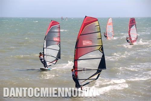 Du khách bơi thuyền thúng tham quan làng chài. Ảnh: Nguyễn Thanh Với đặc thù nhiều nắng và gió, Mũi Né trở thành nơi hội tụ của các tay đua lướt ván diều thế giới. Ảnh: Nguyễn Thanh Đến với Mũi Né, du khách có dịp thưởng thức những món ăn ngon và hấp dẫn ở nơi được mệnh danh là thiên đường du lịch. Ảnh: Nguyễn Thanh