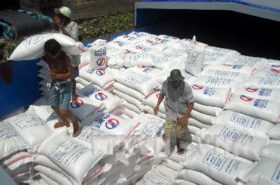 Công ty Gentraco chuyển gạo xuống tàu xuất khẩu gạo sang thị trường châu Úc. Ảnh: Thanh Vũ-TTXVN Công ty Gentraco chuyển gạo xuống tàu xuất khẩu gạo sang thị trường châu Úc. Ảnh: Thanh Vũ-TTXVN