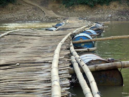 Cầu phao bắc qua dòng sông Mã được làm từ các vật liệu thô sơ không đảm bảo an toàn. Ảnh: Hữu Quyết – TTXVN Cầu phao bắc qua dòng sông Mã được làm từ các vật liệu thô sơ không đảm bảo an toàn. Ảnh: Hữu Quyết – TTXVN