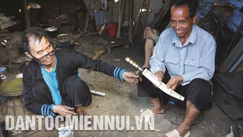 Mỗi con dao, người Mông phải mất từ 3 - 4 tiếng để rèn