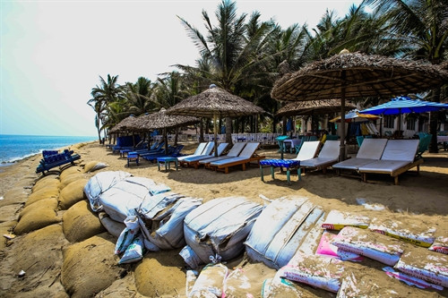 Biển xâm thực mạnh vào đất liền khiến quán xá và những địa điểm nghỉ dưỡng tại bãi biển Cửa Đại giờ trở nên vắng vẻ đìu hiu, thưa vắng khách. Biển xâm thực mạnh vào đất liền khiến quán xá và những địa điểm nghỉ dưỡng tại bãi biển Cửa Đại giờ trở nên vắng vẻ đìu hiu, thưa vắng khách.