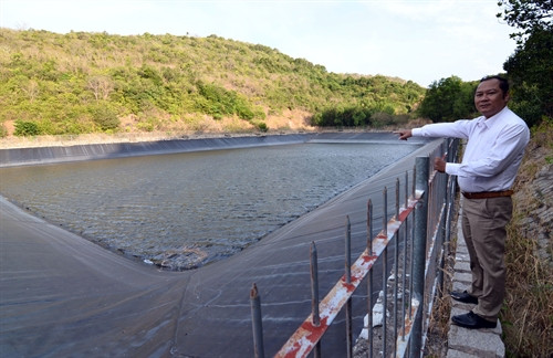 Hồ chứa nước lớn nhất xã An Sơn với dung tích 30.000 mét khối đang dần cạn. Hồ chứa nước lớn nhất xã An Sơn với dung tích 30.000 mét khối đang dần cạn.