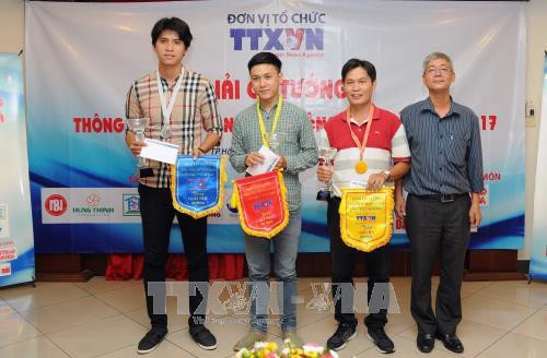 Ông Trần Tràng Dương, Phó Giám đốc Cơ quan TTXVN khu vực phía Nam trao giải cho các kỳ thủ đạt thành tích cao tại giải đấu. Ảnh: An Hiếu – TTXVN