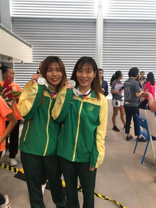 Lần đầu tiên tham dự giải đấu, bộ đôi VĐV Phan Tăng Bảo Trân và Phan Mảnh Nhi xuất sắc mang về huy chương bạc nội dung vô địch Giải bơi nghệ thuật Singapore mở rộng lần thứ 14. Ảnh: Facebook