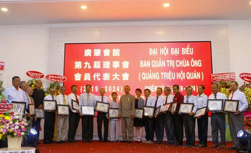 Đại diện Ban Quản trị Chùa Ông trao chứng nhận cho các thành viên Ban Cố vấn tại đại hội