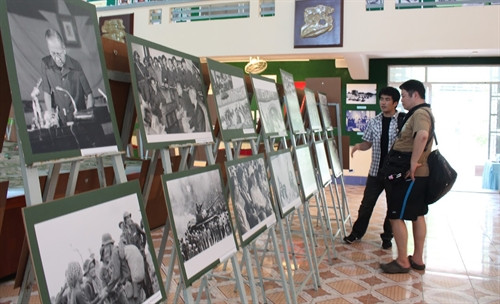 Du khách xem ảnh trưng bày tại triển lãm