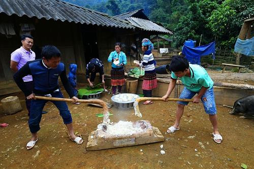 Giã bánh dày tại một gia đình trong bản trong ngày tết. Ảnh: Phan Tuấn Anh- TTXVN Giã bánh dày tại một gia đình trong bản trong ngày tết. Ảnh: Phan Tuấn Anh- TTXVN