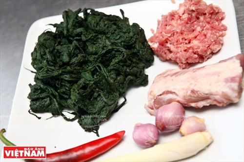 Lên Hà Giang thưởng thức rêu nướng của người Tày ảnh 1