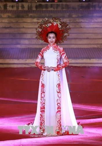 Hoa hậu Việt Nam 2016 Đỗ Thị Mỹ Linh trong trang phục áo dài của Nhà thiết kế Ngô Nhật Huy tại buổi trình diễn. Ảnh: Hoàng Hùng – TTXVN
