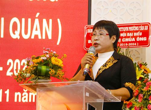 Bà Lê Thị Hồng Thu, đại diện Ban Dân tộc thành phố Cần Thơ phát biểu tại đại hội