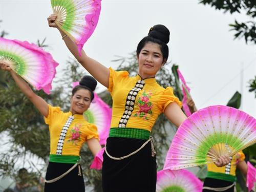 Những cô gái Thái uyển chuyển trong điệu múa của dân tộc mình. Những cô gái Thái uyển chuyển trong điệu múa của dân tộc mình.