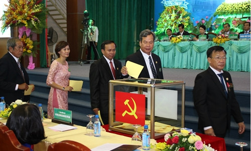 Các đại biểu bỏ phiếu bầu Ban Chấp hành Đảng bộ tỉnh Đồng Nai nhiệm kỳ 2015 - 2020. Ảnh: Sỹ Tuyên- TTXVN