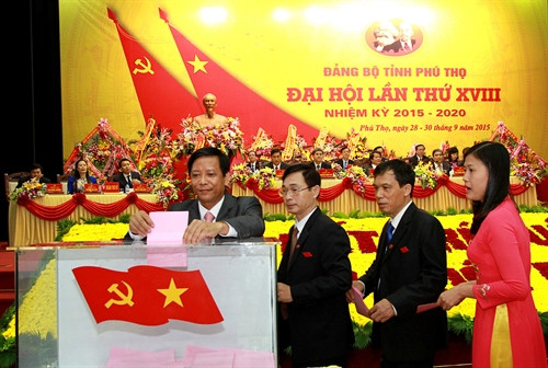 Các đại biểu bỏ phiếu bầu Ban Chấp hành Đảng bộ tỉnh Phú Thọ. Ảnh: Trung Kiên –TTXVN
