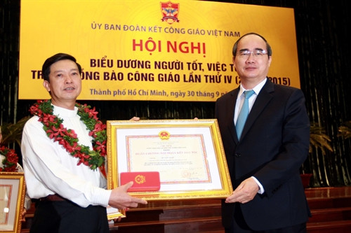 Chủ tịch Ủy ban Trung ương MTTQ Việt Nam Nguyễn Thiện Nhân trao Huân chương Đại đoàn kết dân tộc do Chủ tịch nước Trương Tấn Sang trao tặng cho 3 điển hình xuất sắc người tốt việc tốt tại buổi lễ. Ảnh: Thanh Vũ – TTXVN