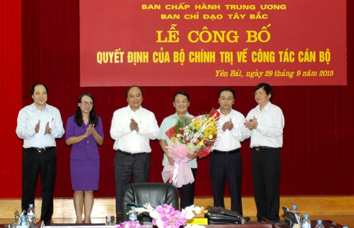 Phó Thủ tướng Nguyễn Xuân Phúc và lãnh đạo Ban Chỉ đạo Tây Bắc chúc mừng đồng chí Hầu A Lềnh. Ảnh: Thế Duyệt – TTXVN