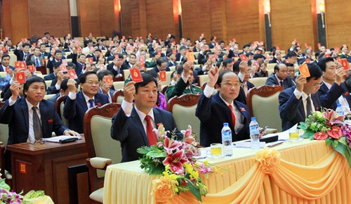 Các đại biểu biểu quyết thông qua Nghị quyết Đại hội . Ảnh: Trung Kiên –TTXVN