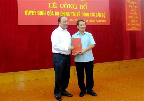 Phó Thủ tướng Nguyễn Xuân Phúc trao Quyết định của Bộ Chính trị cho đồng chí Hầu A Lềnh. Ảnh: Thế Duyệt – TTXVN