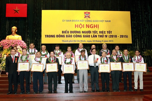 19 gương điển hình người tốt việc tốt nhận Bằng khen của Ủy ban Trung ương MTTQ Việt Nam. Ảnh: Thanh Vũ – TTXVN