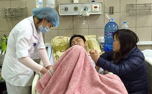 Trung tâm Chống độc Bệnh viện Bạch Mai (Bộ Y tế) chăm sóc bệnh nhân ngộ độc rượu methanol. Ảnh: Tư liệu Bệnh viện Bạch Mai - TTXVN phát