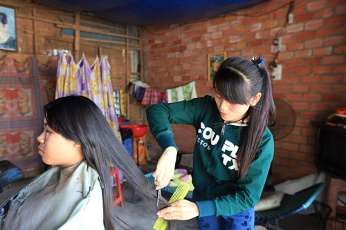 Em Hương Mỹ Tuyên, 32 tuổi, ấp Thạnh Trung, xã Thạch Tân, thành phố Tây Ninh là nạn nhân chất độc da cam/dioxin vượt khó, vươn lên trong cuộc sống. 7 năm qua em đã mở tiệm cắt tóc, chăm sóc sắc đẹp cho phụ nữ trong vùng, thu nhập trên 2 triệu đồng/tháng. Em đã lập gia đình và có một cháu gái khỏe mạnh, bình thường.