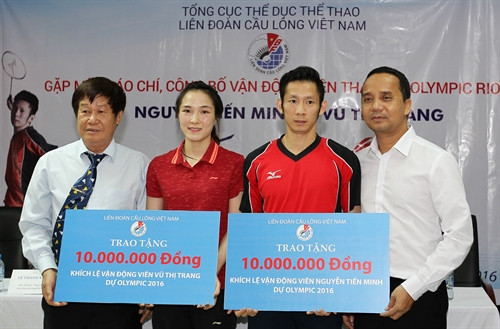 Ông Lê Thanh Sang (ngoài cùng bên trái), Phó Chủ tịch, Tổng Thư ký Liên đoàn Cầu lông Việt Nam tặng quà hai VĐV. Ảnh: Quốc Khánh - TTXVN