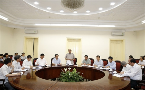 Ngày 30/5/2016, tại Trụ sở Chính phủ, Thủ tướng Nguyễn Xuân Phúc chủ trì cuộc họp với một số Bộ, ngành đánh giá tình hình kinh tế vĩ mô năm tháng đầu năm 2016 và những giải pháp triển khai thực hiện những tháng cuối năm. Ảnh: Thống Nhất-TTXVN