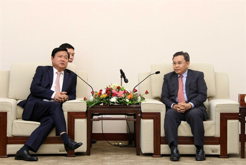 Đồng chí Saysomphone Phomvihane, Ủy viên Bộ Chính trị, Chỉ đạo Ủy ban trung ương Mặt trận Lào Xây dựng Đất nước tiếp đồng chí Đinh La Thăng. Ảnh: Phạm Kiên – Phóng viên TTXVN tại Lào