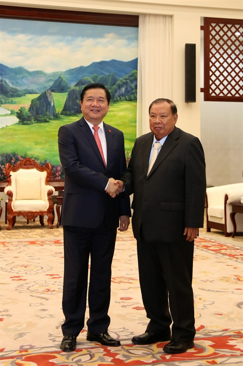 Tổng Bí thư, Chủ tịch nước Lào Bounnhang Volachit đang tiếp thân mật đồng chí Đinh La Thăng. Ảnh: Phạm Kiên – Phóng viên TTXVN tại Lào