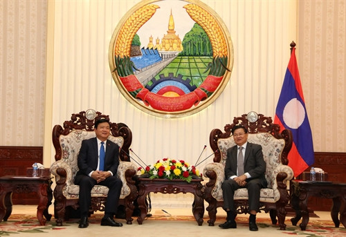 Thủ tướng Thongloun Sisoulith tiếp thân mật đồng chí Đinh La Thăng. Ảnh: Phạm Kiên – Phóng viên TTXVN tại Lào