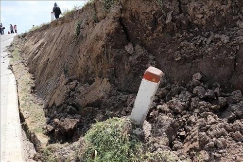 Đoạn đê biển Tây Cà Mau bị sụt lún nghiêm trọng. Ảnh: Huỳnh Thế Anh - TTXVN Đoạn đê biển Tây Cà Mau bị sụt lún nghiêm trọng. Ảnh: Huỳnh Thế Anh - TTXVN