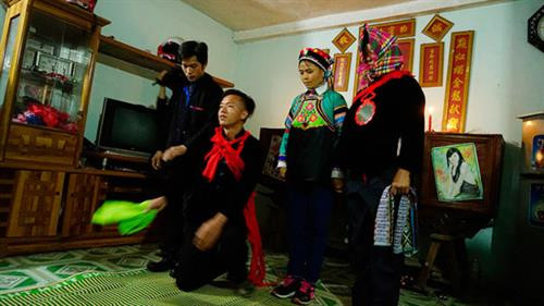 Nhà trai mổ lợn, chuẩn bị mang 100kg thịt đến nhà gái - Ảnh: Ngọc Bằng Bên nhà trai chuẩn bị cơm nước - Ảnh: Ngọc Bằng Nhà trai đưa đồ lễ gồm 6 người mang rượu thịt để nhà gái tổ chức lễ cưới mời anh em họ hàng trong làng tới dự đám cưới - Ảnh: Ngọc Bằng Phong tục té nước của nhà gái vào đoàn nhà trai với mong muốn hai vợ chồng hạnh phúc - Ảnh: Ngọc Bằng Nhà trai bàn giao rượu và thịt lợn cho nhà gái - Ảnh: Ngọc Bằng Ngày thứ hai, đoàn nhà trai mang lễ vật đến và dự cưới bên nhà gái - Ảnh: Ngọc Bằng Đoàn nhà gái té nước làm lễ cho nhà trai - Ảnh: Ngọc Bằng Họ hàng ăn uống vui vẻ - Ảnh: Ngọc Bằng Giao lễ vật - Ảnh: Ngọc Bằng Thầy cúng làm lễ - Ảnh: Ngọc Bằng Chuẩn bị trang phục cho cô dâu - Ảnh: Ngọc Bằng Cô dâu được bế lên ngựa để về nhà trai - Ảnh: Ngọc Bằng Chú rể quỳ làm lễ khi hai vợ chồng về nhà trai - Ảnh: Ngọc Bằng Chú rể cởi khăn bịt mặt cho cô dâu - Ảnh: Ngọc Bằng Đám cưới tổ chức tại nhà trai rất vui vẻ - Ảnh: Ngọc Bằng