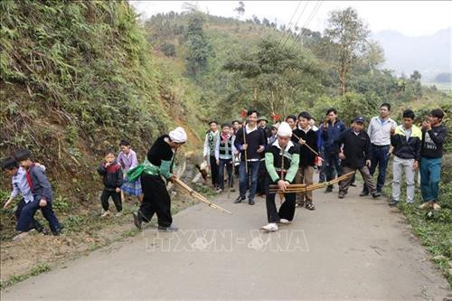 Đông đảo người dân xã Nà Hẩu tham gia rước lễ vật lên rừng cấm. Ảnh: Việt Dũng – TTXVN