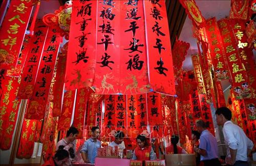 Tượng chú chuột vàng biểu tượng của Năm Canh Tý chào đón du khách tại Đền Tatsumizu ở tỉnh Mie, miền trung Nhật Bản. Ảnh: Kyodo/TTXVN Trang trí đèn lồng đón Tết cổ truyền Canh Tý tại Bắc Kinh, Trung Quốc. Ảnh: THX/TTXVN Các nghệ sĩ biểu diễn màn múa sư tử chào đón Tết Nguyên đán Canh Tý tại Liege, Bỉ, ngày 18/1/2020. Ảnh: THX/ TTXVN Đèn lồng rực rỡ sắc màu chào đón Tết Nguyên đán Canh Tý tại tỉnh Giang Tô, Trung Quốc, ngày 8/1/2020. Ảnh: THX/ TTXVN Người dân chọn mua câu đối chào đón Tết Nguyên đán Canh Tý tại khu chợ ở tỉnh Hải Nam, Trung Quốc, ngày 9/1/2020. Ảnh: THX/ TTXVN Trẻ em thưởng thức món ăn truyền thống trong dịp Năm mới tại tỉnh Giang Tô, Trung Quốc. Ảnh: THX/TTXVN Đèn lồng được thắp sáng rực rỡ để chào đón năm mới tại tỉnh Cam Túc, Trung Quốc, ngày 17/1/2020. Ảnh: THX/ TTXVN Đèn lồng đỏ trang trí tại khu phố người Hoa ở Yangon, Myanmar. Ảnh: THX/TTXVN Người dân mua sắm tại một siêu thị của người Hoa chuẩn bị đón Tết cổ truyền Canh Tý ở Toronto, Canada, ngày 21/1. Ảnh: THX/TTXVN Chào đón Năm mới 2020 trên đỉnh Núi Shiniu ở tỉnh Phúc Kiến, Trung Quốc. Ảnh: THX/TTXVN Người dân chiêm ngưỡng các tác phẩm tại Triển lãm đèn lồng nghệ thuật chào Năm mới ở thành phố Lâm Nghi, tỉnh Sơn Đông, miền đông Trung Quốc, ngày 4/1/2020. Ảnh: THX/ TTXVN Màn múa sư tử chào đón Tết cổ truyền Canh Tý tại khu phố người Hoa ở Manila, Philippines, ngày 25/1. Ảnh: THX/TTXVN Người dân thăm cung hoàng gia Gyeongbo ở Seoul, Hàn Quốc trong dịp Tết Canh Tý ngày 25/1. Ảnh: YONHAP/TTXVN Đèn lồng được thắp sáng rực rỡ để chào đón năm mới tại Khu tự trị dân tộc Choang Quảng Tây, Trung Quốc, ngày 17/1/2020. Ảnh: THX/ TTXVN Vũ công biểu diễn màn múa sư tử chào đón Tết Nguyên đán Canh Tý tại Kota Kinabalu, Sabah, Malaysia, ngày 11/1/2020. Ảnh: THX/ TTXVN Tượng chú chuột vàng biểu tượng của Năm Canh Tý chào đón du khách tại Đền Tatsumizu ở tỉnh Mie, miền trung Nhật Bản. Ảnh: Kyodo/TTXVN Trang trí đèn lồng đón Tết cổ truyền Canh Tý tại Bắc Kinh, Trung Quốc. Ảnh: THX/TTXVN Các nghệ sĩ biểu diễn màn múa sư tử chào đón Tết Nguyên đán Canh Tý tại Liege, Bỉ, ngày 18/1/2020. Ảnh: THX/ TTXVN Đèn lồng rực rỡ sắc màu chào đón Tết Nguyên đán Canh Tý tại tỉnh Giang Tô, Trung Quốc, ngày 8/1/2020. Ảnh: THX/ TTXVN Người dân chọn mua câu đối chào đón Tết Nguyên đán Canh Tý tại khu chợ ở tỉnh Hải Nam, Trung Quốc, ngày 9/1/2020. Ảnh: THX/ TTXVN Trẻ em thưởng thức món ăn truyền thống trong dịp Năm mới tại tỉnh Giang Tô, Trung Quốc. Ảnh: THX/TTXVN Đèn lồng được thắp sáng rực rỡ để chào đón năm mới tại tỉnh Cam Túc, Trung Quốc, ngày 17/1/2020. Ảnh: THX/ TTXVN Đèn lồng đỏ trang trí tại khu phố người Hoa ở Yangon, Myanmar. Ảnh: THX/TTXVN Người dân mua sắm tại một siêu thị của người Hoa chuẩn bị đón Tết cổ truyền Canh Tý ở Toronto, Canada, ngày 21/1. Ảnh: THX/TTXVN Chào đón Năm mới 2020 trên đỉnh Núi Shiniu ở tỉnh Phúc Kiến, Trung Quốc. Ảnh: THX/TTXVN Người dân chiêm ngưỡng các tác phẩm tại Triển lãm đèn lồng nghệ thuật chào Năm mới ở thành phố Lâm Nghi, tỉnh Sơn Đông, miền đông Trung Quốc, ngày 4/1/2020. Ảnh: THX/ TTXVN Màn múa sư tử chào đón Tết cổ truyền Canh Tý tại khu phố người Hoa ở Manila, Philippines, ngày 25/1. Ảnh: THX/TTXVN Người dân thăm cung hoàng gia Gyeongbo ở Seoul, Hàn Quốc trong dịp Tết Canh Tý ngày 25/1. Ảnh: YONHAP/TTXVN Đèn lồng được thắp sáng rực rỡ để chào đón năm mới tại Khu tự trị dân tộc Choang Quảng Tây, Trung Quốc, ngày 17/1/2020. Ảnh: THX/ TTXVN Vũ công biểu diễn màn múa sư tử chào đón Tết Nguyên đán Canh Tý tại Kota Kinabalu, Sabah, Malaysia, ngày 11/1/2020. Ảnh: THX/ TTXVN